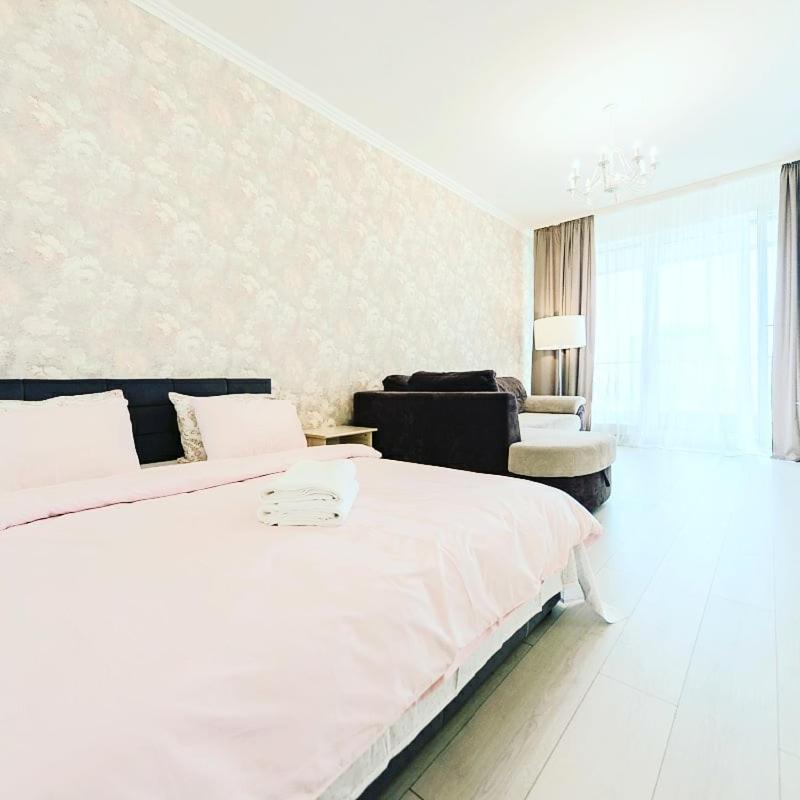 1 Room 60M2 Center Of Obolon Near River Side. With Terrace. 22 Floor Kijev Kültér fotó